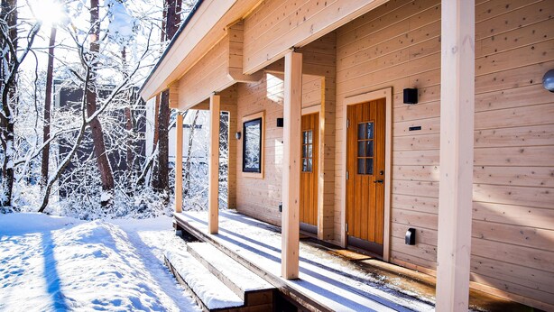 A wooden cabin with a covered porch and a snow-covered landscape. - Baan Hakuba (Hakuba)