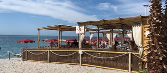 PINK HOUSE WITH GARDEN AND AIR CONDITIONING