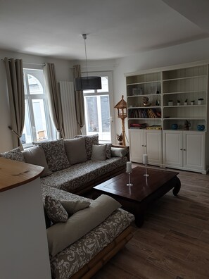 Fernseher, Bücher, Stereoanlage