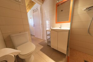 Shower, hair dryer, bidet, towels