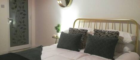 1 bedroom, bed sheets