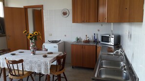 Fridge, microwave, oven, stovetop - SEA AND CULTURE ... HOLIDAY HOME BETWEEN SEA AND BAROQUE (Avola)