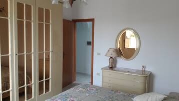 2 habitaciones, tabla de planchar con plancha, wifi y ropa de cama