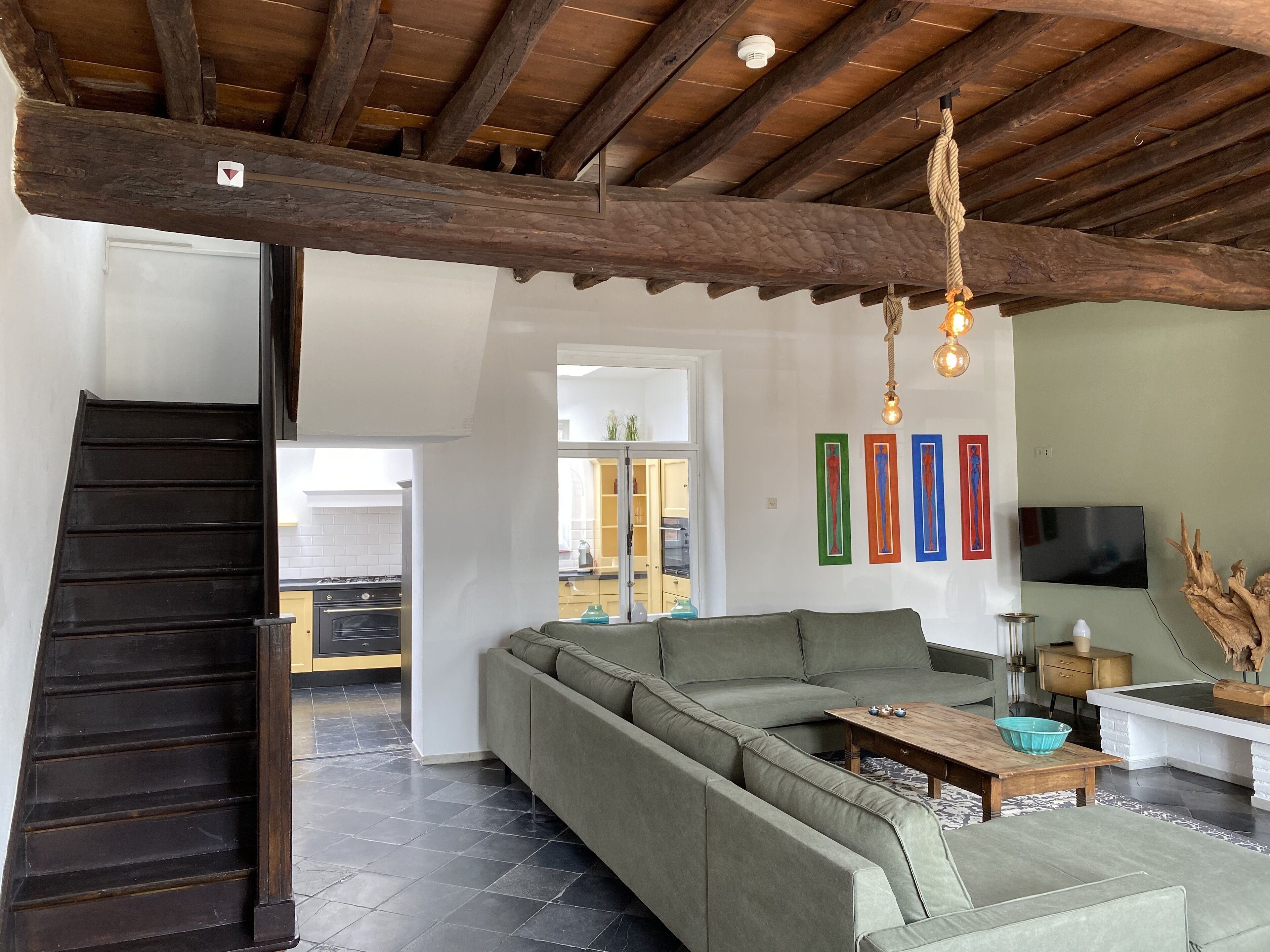 Een televisie, een open haard en een kantoor