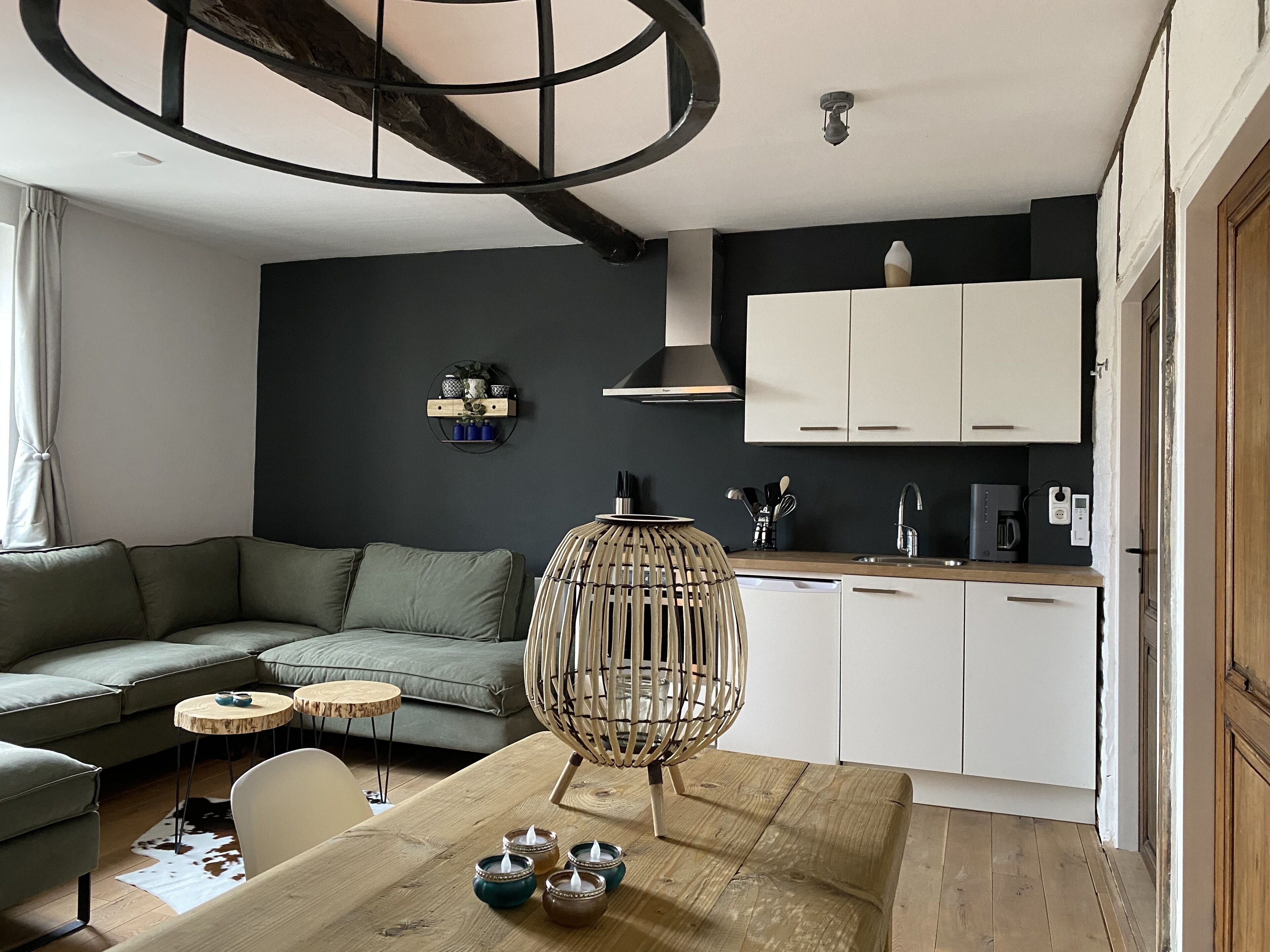 Een televisie, een open haard en een kantoor