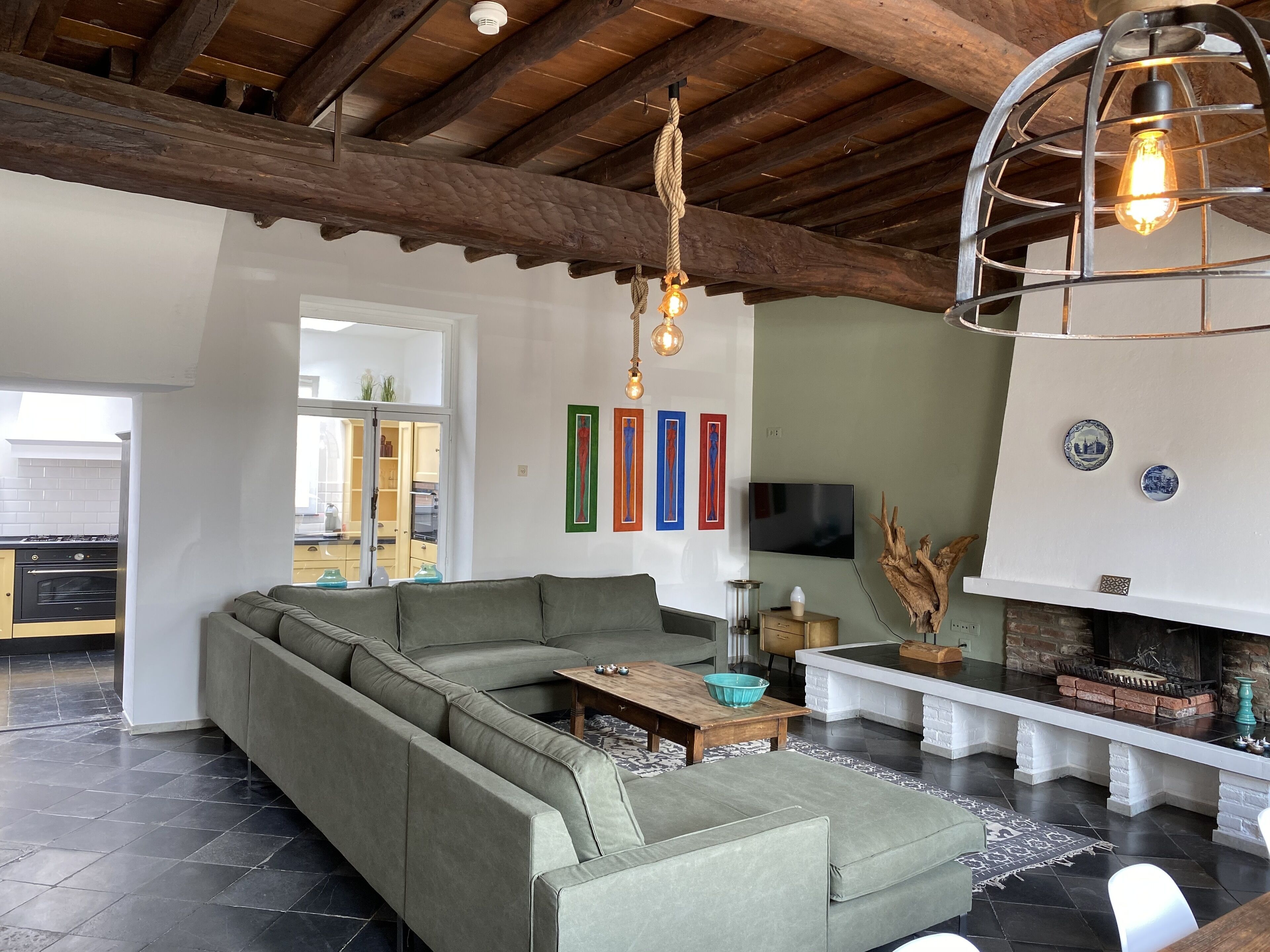 Een televisie, een open haard en een kantoor