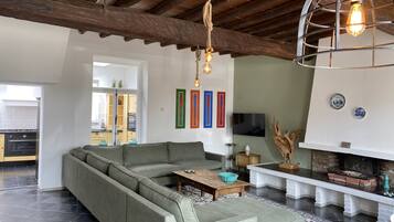 Een televisie, een open haard en een kantoor