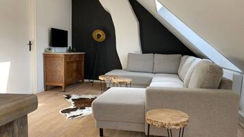 Televisión, chimenea y oficina