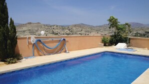 Une piscine avec vue sur les montagnes en arrière-plan.