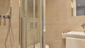 Large Lower Ground floor | Badrum | Dusch, regndusch, hårtork och handdukar