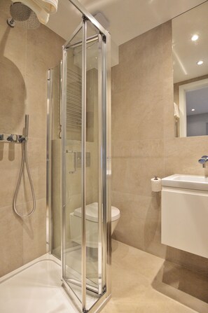 Large Lower Ground floor | Baño | Regadera, regadera tipo lluvia, secadora de cabello, toallas 