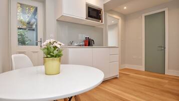 Small Lower Ground Floor Studio | Oppholdsområde | Flatskjerm-TV og oppvarmet gulv