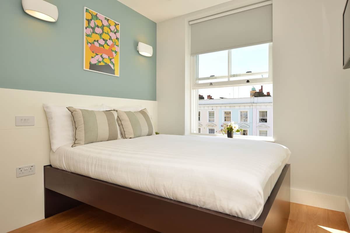 One Bedroom Split Level Apartment | Living room