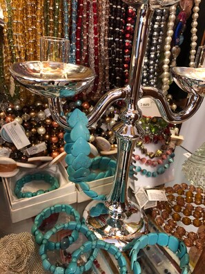 A display of turquoise and brown beaded jewelry, including bracelets and necklaces, arranged on a reflective stand. - Venice Mestre Tourist Accommodation, Quiet Room With Wifi and Free Parking (Mestre)