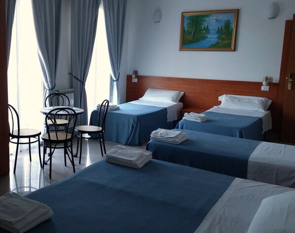 A hotel room with two single beds, a small table with chairs, and a painting on the wall. - Venice Mestre Tourist Accommodation, Quiet Room With Wifi and Free Parking (Mestre)