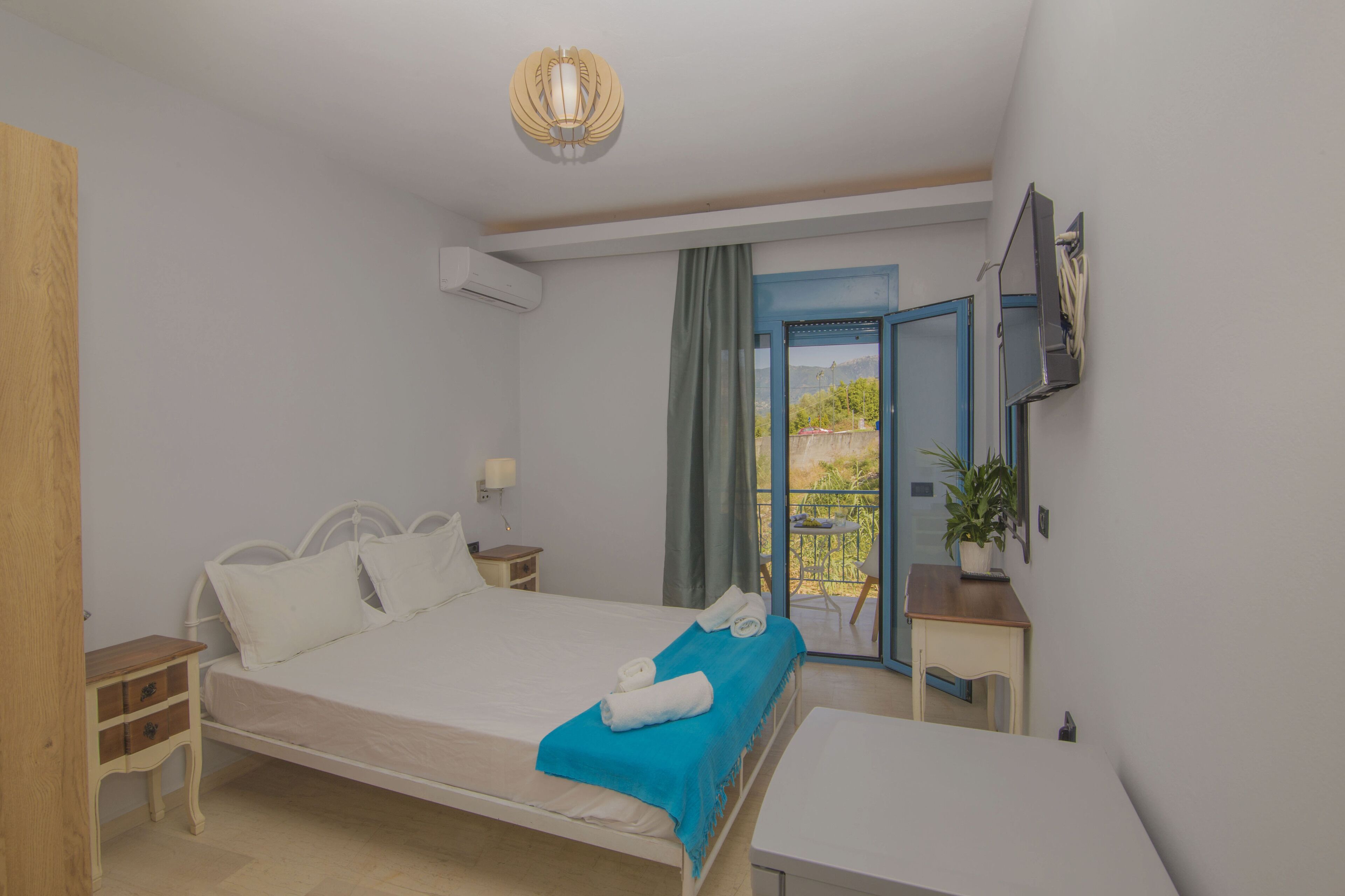 Design kamer | Luxe beddengoed, bedden met traagschuimmatras, een kluis op de kamer