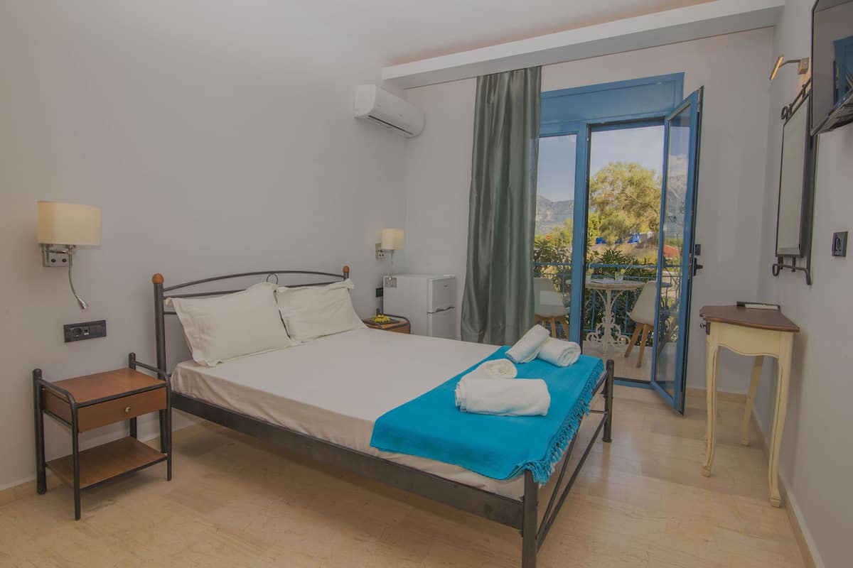Design Room | Premium bedding, memory foam beds, in-room safe, laptop workspace