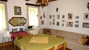 Room, 1 Bedroom, Smoking, Private Pool | Living room