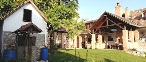 Huone, 1 makuuhuone, tupakointi sallittu, yksityinen uima-allas | Puutarha