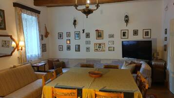 Room, 1 Bedroom, Smoking, Private Pool | Dining room