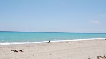 Una spiaggia nelle vicinanze