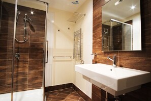Shower, bidet, towels - Nuraghe Apartments (Teulada)