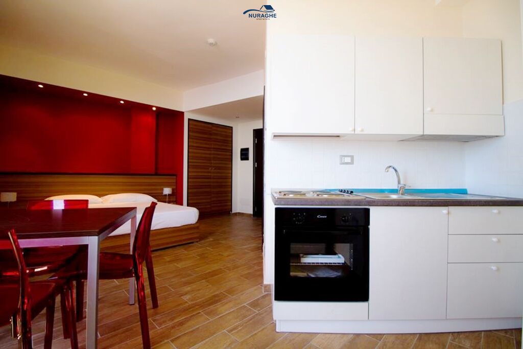 Une cuisine moderne avec des meubles blancs, un lave-vaisselle encastré et un plan de travail.