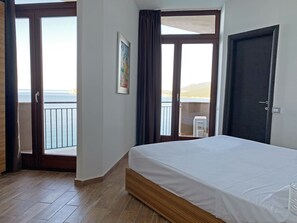 Familie appartement | Een bureau, een laptopwerkplek, gratis wifi, beddengoed