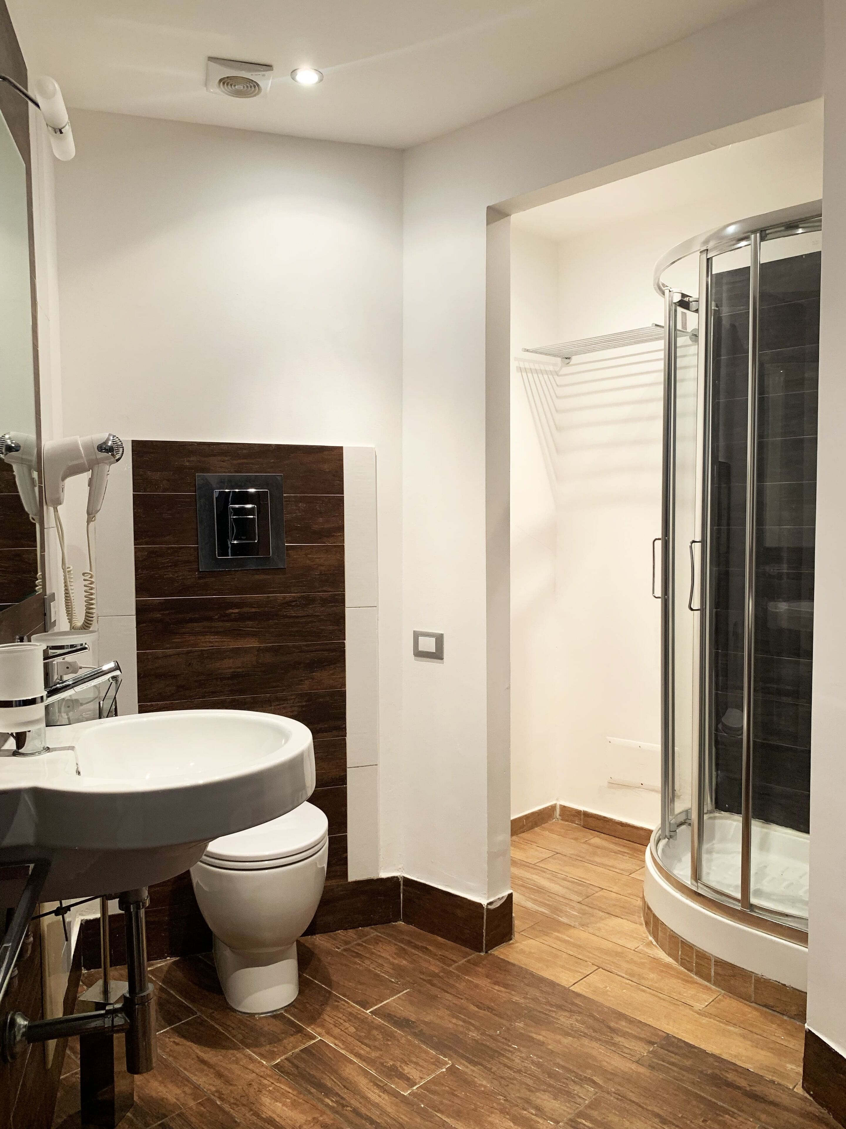 Deluxe-Apartment | Badezimmer | Dusche, Bidet, Handtücher