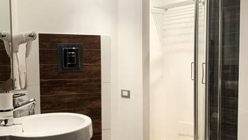 Deluxe-Apartment | Badezimmer | Dusche, Bidet, Handtücher