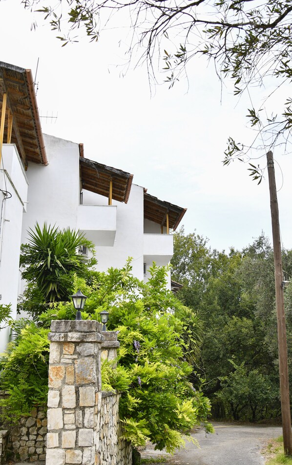 Exterior - Corfu Room Apartments, in a Very Piecefull and Full of Trees Area (Corfu)