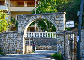 Property entrance - Corfu Room Apartment in the Center of the Island (Corfu)