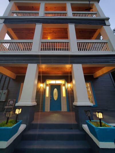 New Lower Rates! Amazing 8 Bedroom 3 Story Downtown Hot Springs! No Admin Fee!!