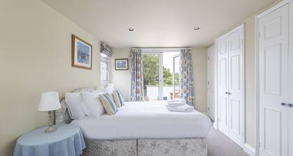 JOIVY Charming 3 bed house with a rooftop terrace