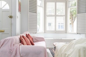 วิลล่า (3 Bedrooms) | ห้องนั่งเล่น | ทีวีจอแบน 32 นิ้ว พร้อมช่องเคเบิล, ทีวี
