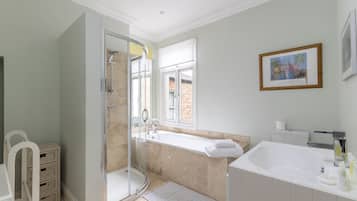 Villa (3 Bedrooms) | Bathroom | Bathtub, free toiletries, hair dryer, towels