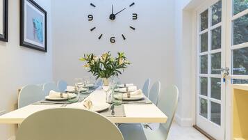 House (3 Bedrooms) | In-room dining