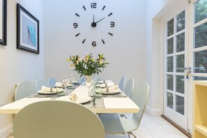 In-room dining - JOIVY Stunning 3BR house near Regents Park& Baker Street (London)