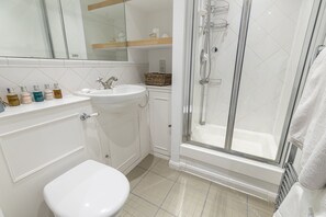 A bathroom with a toilet, sink, and shower. - JOIVY Stunning 3BR house near Regents Park& Baker Street (London)