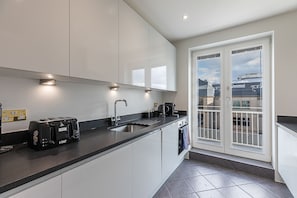 Apartment (2 Bedrooms) | Private kitchen | Microwave, oven, coffee/tea maker, electric kettle