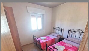 3 chambres, fer et planche à repasser, Wi-Fi gratuit, draps fournis