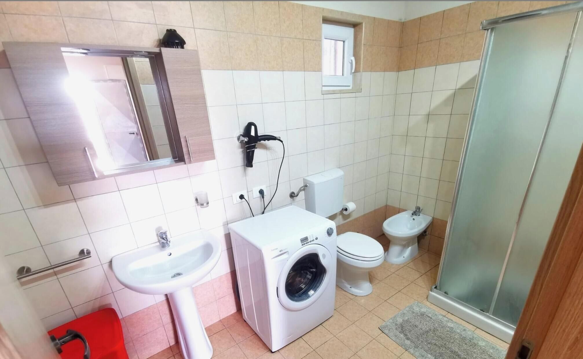 Ducha, secador de pelo, bidet, toallas