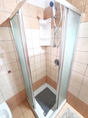 Doccia, asciugacapelli, bidet, asciugamani