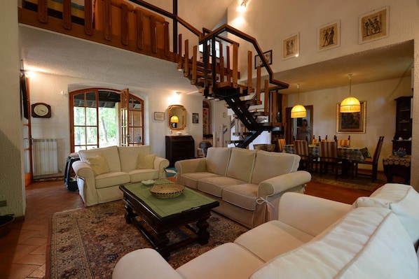 Villa, 5 Bedrooms, Fireplace | Interior