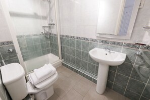 Apartment (2 Bedrooms) | Badezimmer | Badewanne, kostenlose Toilettenartikel, Haartrockner, Handtücher