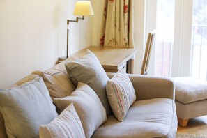 Apartment (2 Bedrooms) | Wohnbereich | 32-Zoll-Flachbildfernseher mit Kabelempfang, Fernseher