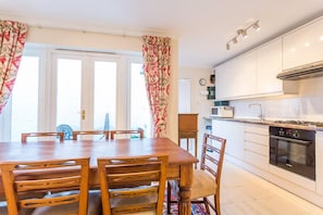 Hus (3 Bedrooms) | Privat køkken | Mikrobølgeovn, ovn, kogeplade, opvaskemaskine