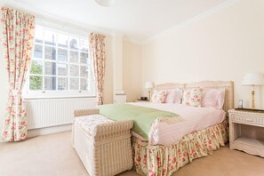 3 bedrooms, laptop workspace, iron/ironing board, WiFi - JOIVY Stylish 3 BR House with Patio, Short Walk to Regents Park & Harley Street (London)