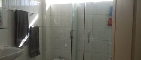 Apartment, 2 Schlafzimmer, Balkon, Stadtblick | Dusche im Bad