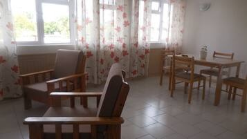 Apartment, 2 Bedrooms, Balcony, City View | Dining room